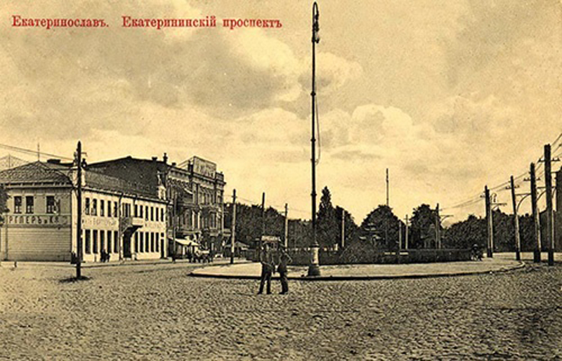 Політичний театр на тлі працюючих жорен: історія входу до парку Глоби
