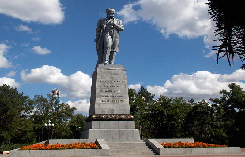 Три пам’ятники Кобзарю в парку на дніпрових кручах