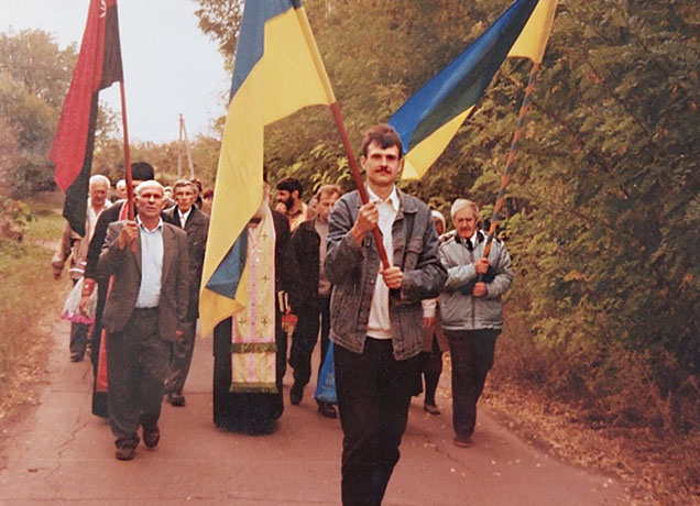 Святкова хода до Дня Українського козацтва у Дніпровокам’янці 14.10.2001 року Фото з архіву Наталії Сідак (Дніпровокам’янка)