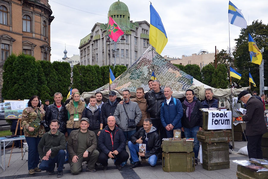 З учасниками Першого всеукраїнського Форуму військових письменників. Львів, 2019