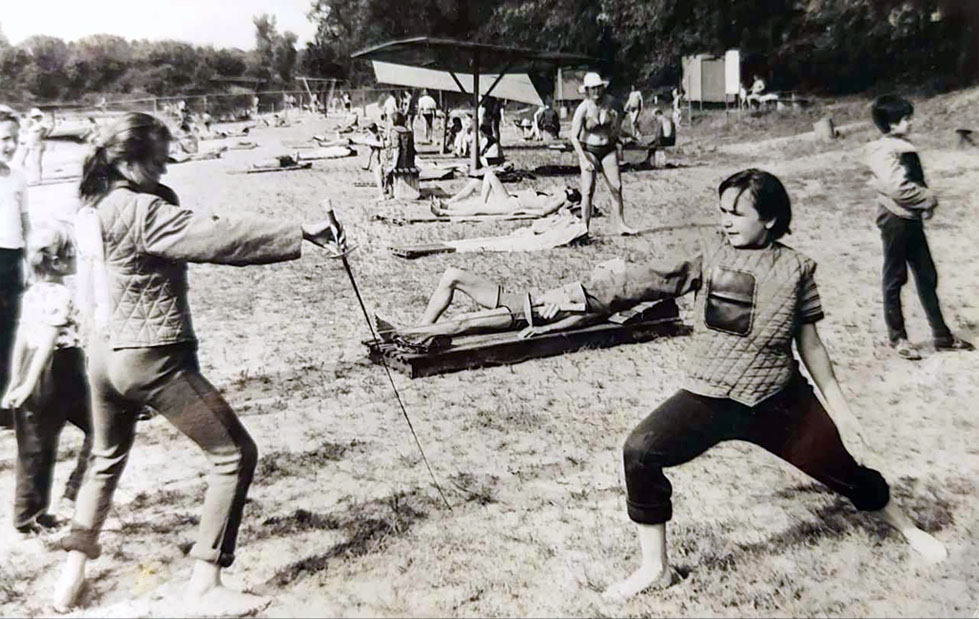 Тринадцятирічна Ганнуся праворуч. Тренувальний табір, Орлівщина, 1989-й рік