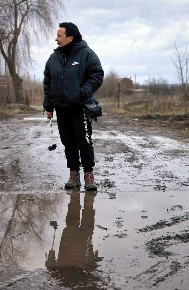 «Це теж одна з улюблених світлин. Я на Донеччині серед війни. Грудень 2022. Стою біля калюжі в багнюці. І мені добре ☺».