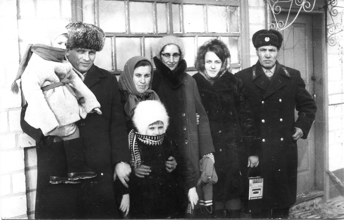 С.Ковальчук (перший зліва) з родиною. Фото: https://nsju.dp.ua/wp-content/uploads/2017/09/2.jpg