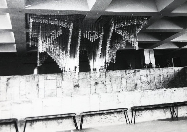 Хол кінотеатру «Салют», 1980-рр. // https://gorod.dp.ua/afisha/place/106